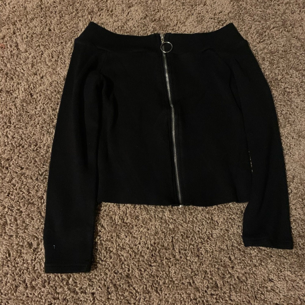 Cropped of the should sweater
